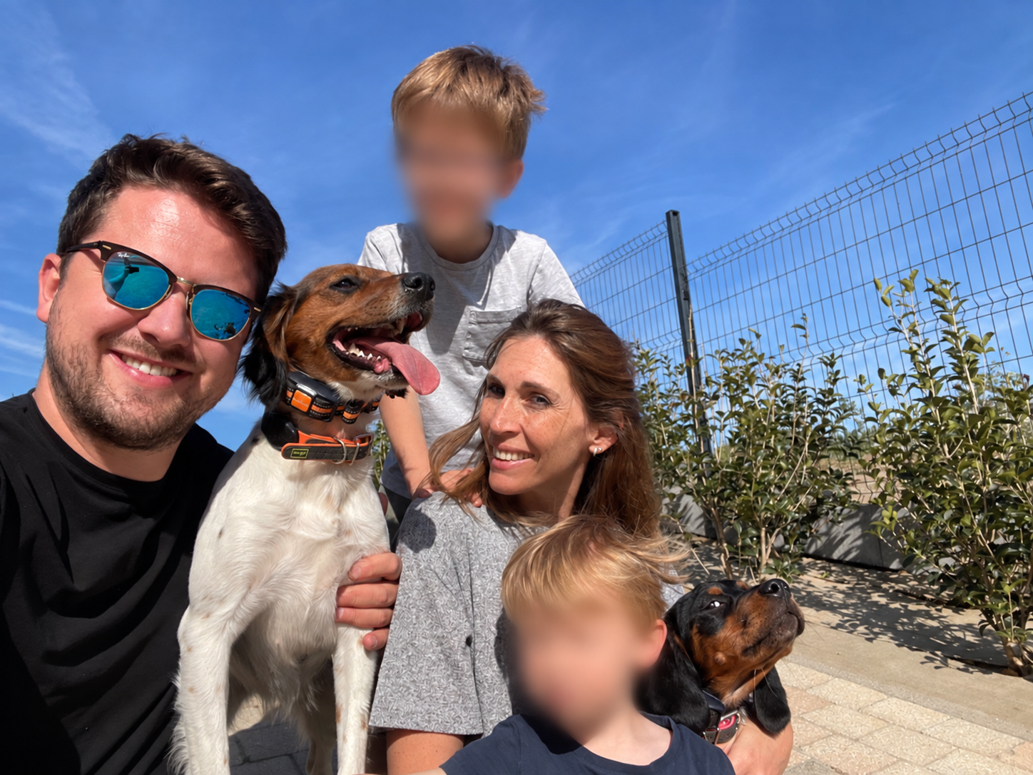 Lindsey et Michael avec leurs enfants et leurs Épagneuls Bretons